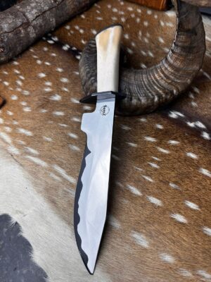 Couteau Bowie à manche en corne et garde noire