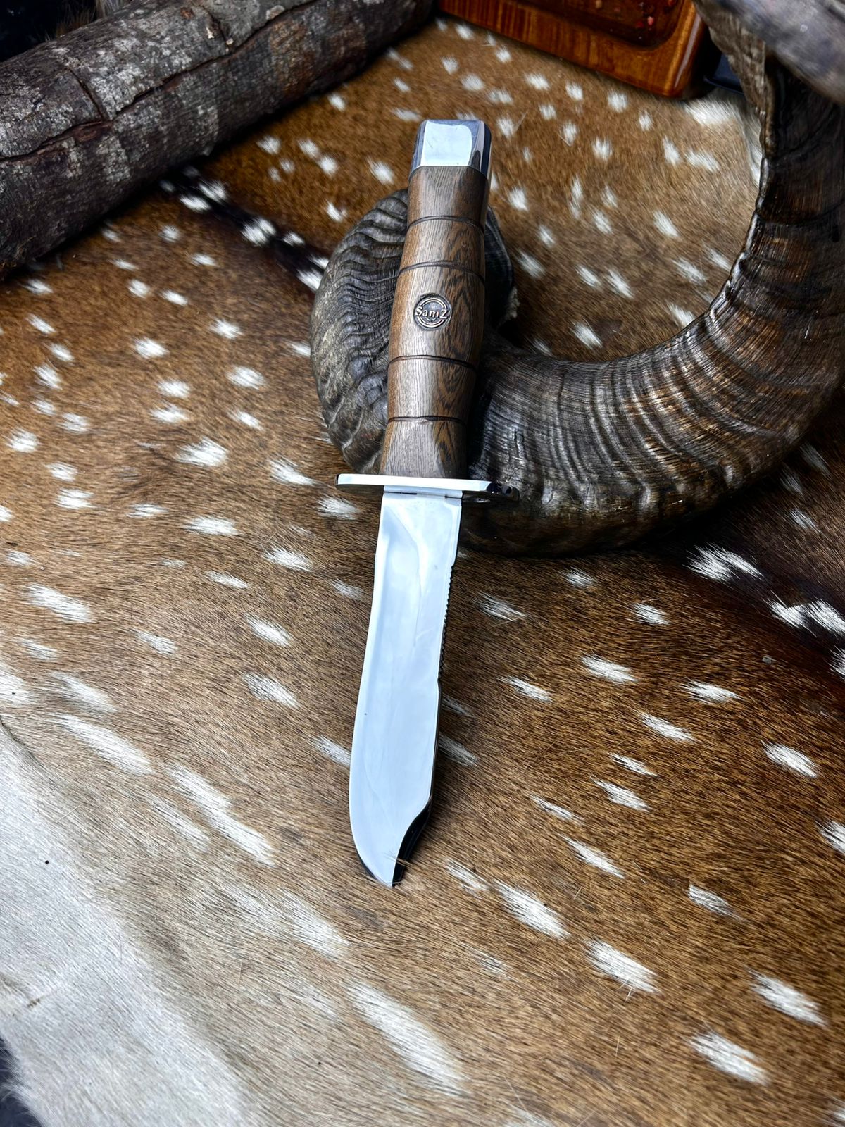 Couteau-dague à manche en bois avec garde métallique