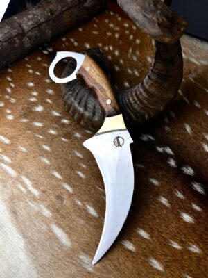 Couteau Karambit avec manche en bois serpent