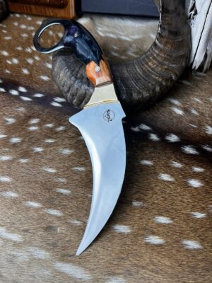 Couteau Karambit avec manche en bois Imbuia et résine noire