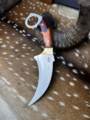 Couteau Karambit avec manche en bois Imbuia et résine rouge