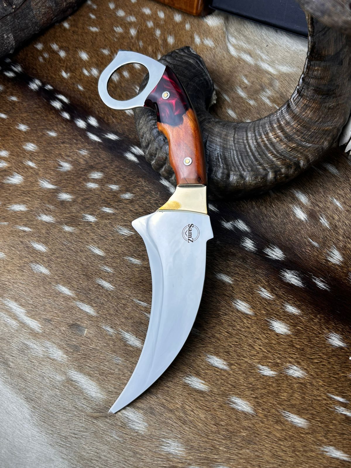 Couteau Karambit avec manche en bois Imbuia et résine rouge