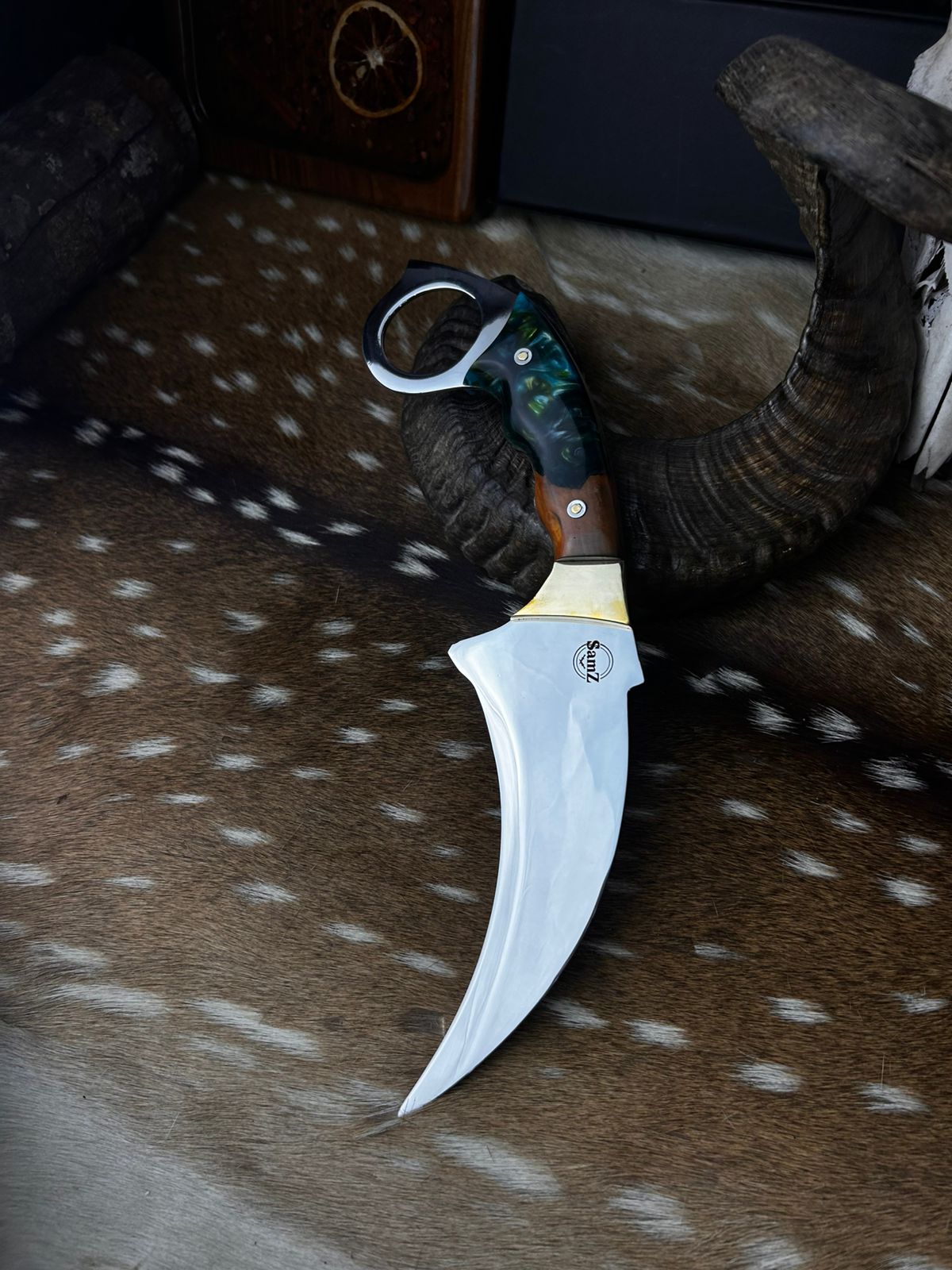 Couteau Karambit avec manche en bois Imbuia et résine verte