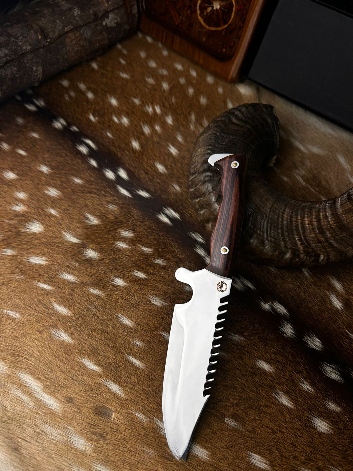 Couteau Shark avec manche en bois Jacaranda