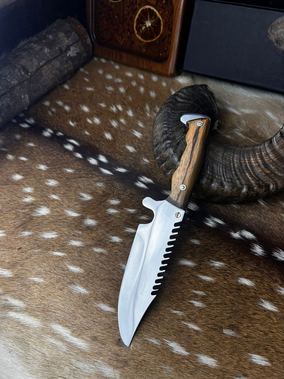 Couteau Shark avec manche en bois serpent